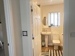 4 Bed House - Sleeps 8 - Pets - Parking - Wifi