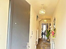 4 Bed House - Sleeps 8 - Pets - Parking - Wifi