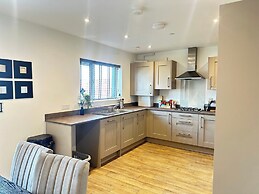 4 Bed House - Sleeps 8 - Pets - Parking - Wifi