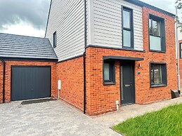 4 Bed House - Sleeps 8 - Pets - Parking - Wifi