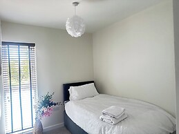 4 Bed House - Sleeps 8 - Pets - Parking - Wifi
