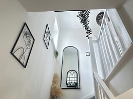4 Bed House - Sleeps 8 - Pets - Parking - Wifi