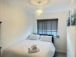 4 Bed House - Sleeps 8 - Pets - Parking - Wifi