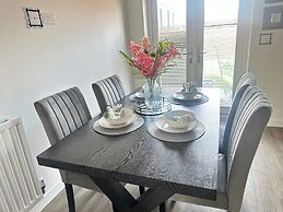 4 Bed House - Sleeps 8 - Pets - Parking - Wifi