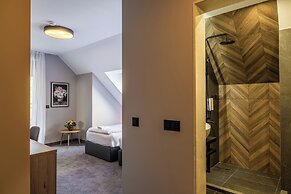 Acacia Hotel