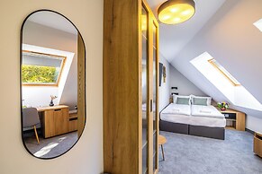 Acacia Hotel