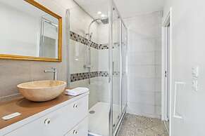 Exceptional Apartment With Terrace - La D Fense