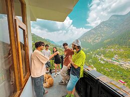 Young Monk Hostel Jibhi