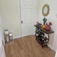 Tettenhall Road Retreat - Modern Apartment