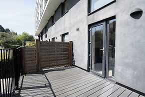 Coates House by Guestz