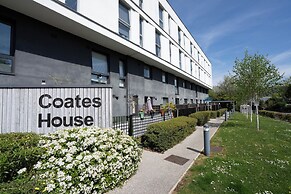 Coates House by Guestz