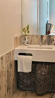 Stylish Apartment Near Timeout Market