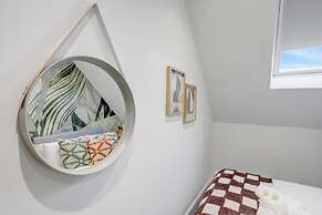 Group Getaway Stylish 2-bed Cardiff Flat