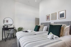 Stadium View Family & Group 3-bed Retreat
