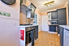Spacious 3 Bed Home With Pool Table