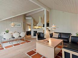 5 Star Holiday Home in Dronningmolle