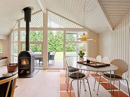 5 Star Holiday Home in Dronningmolle