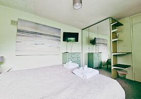 Comfy 3BR Flat on Quiet Street