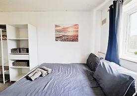 Comfy 3BR Flat on Quiet Street
