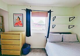 Comfy 3BR Flat on Quiet Street