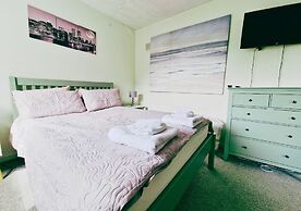 Comfy 3BR Flat on Quiet Street