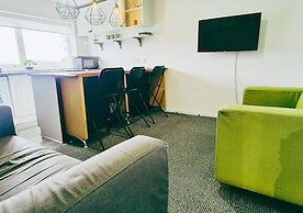 Comfy 3BR Flat on Quiet Street