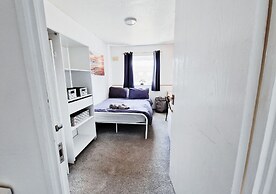 Comfy 3BR Flat on Quiet Street