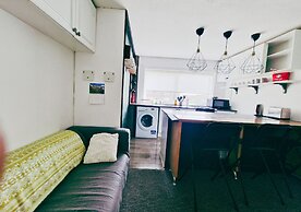 Comfy 3BR Flat on Quiet Street