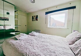 Comfy 3BR Flat on Quiet Street
