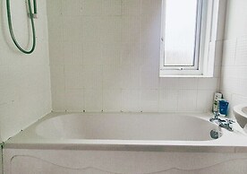 Comfy 3BR Flat on Quiet Street