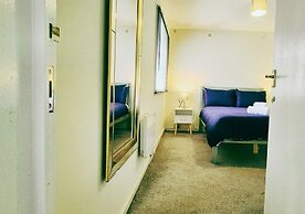 Comfy 3BR Flat on Quiet Street