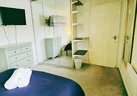 Comfy 3BR Flat on Quiet Street