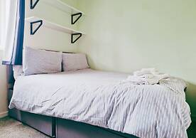 Comfy 3BR Flat on Quiet Street