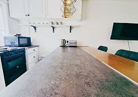Comfy 3BR Flat on Quiet Street