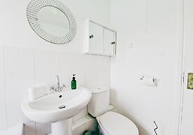 Comfy 3BR Flat on Quiet Street