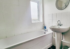 Comfy 3BR Flat on Quiet Street