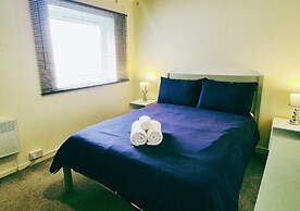 Comfy 3BR Flat on Quiet Street