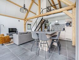 Modern Lodge Stay With Pond View