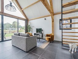 Modern Lodge Stay With Pond View