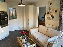Comfortable 5 - Guest Abode - In Quiet Village