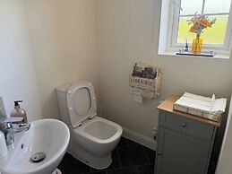 Comfortable 5 - Guest Abode - In Quiet Village