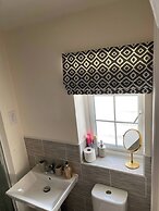 Comfortable 5 - Guest Abode - In Quiet Village