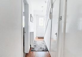 Cosy 2BR House on Quiet Street