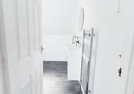 Cosy 2BR House on Quiet Street