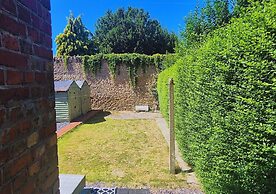 Cosy 2BR House on Quiet Street