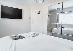 Cosy 2BR House on Quiet Street
