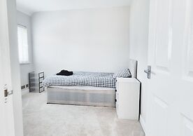 Cosy 2BR House on Quiet Street