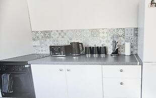 Cosy 2BR House on Quiet Street