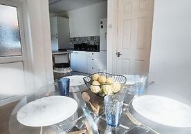 Cosy 2BR House on Quiet Street