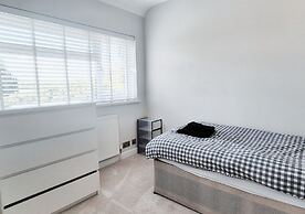 Cosy 2BR House on Quiet Street
